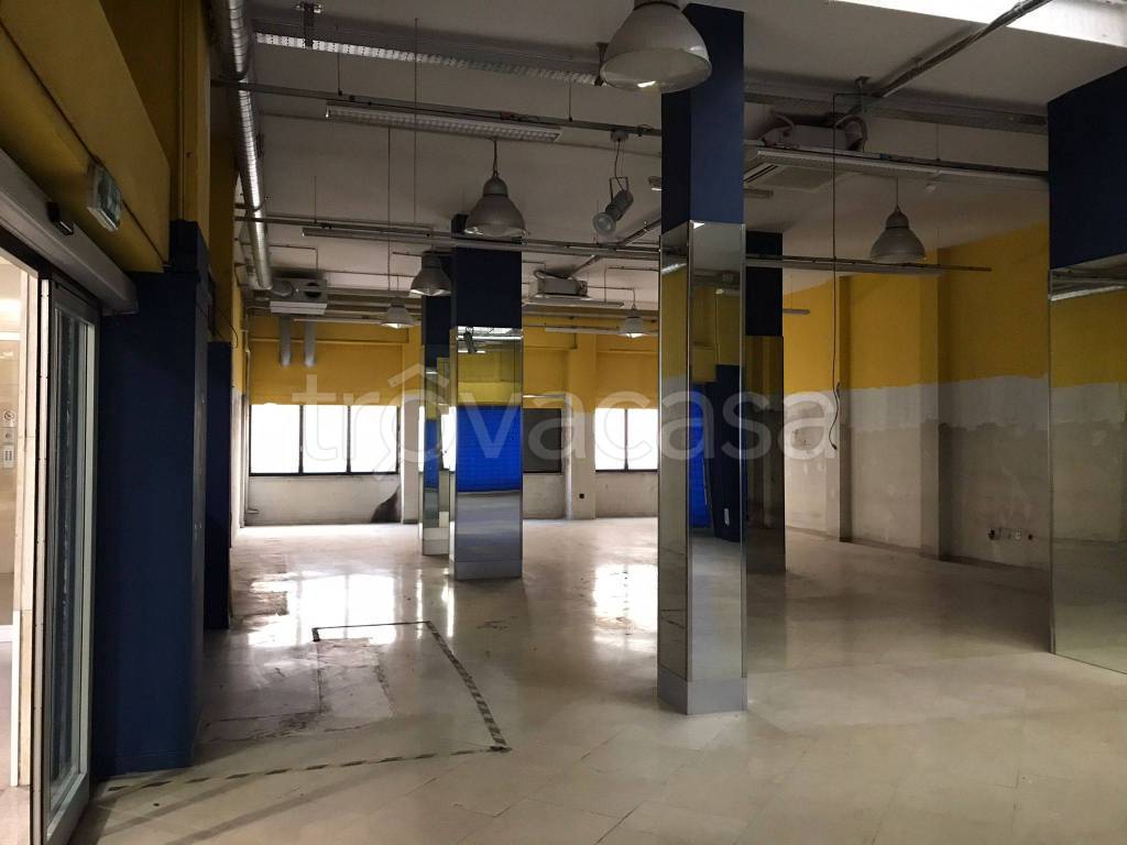 negozio in affitto a Milano