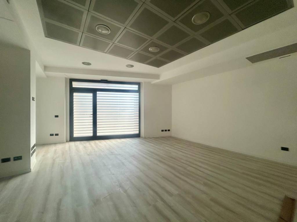 negozio in affitto a Milano in zona Piazzale Lodi