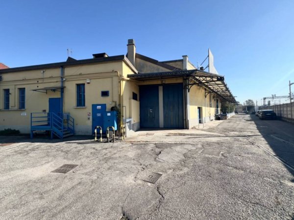 locale commerciale in affitto a Milano in zona Bovisa