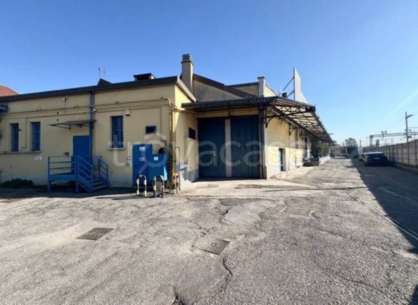locale commerciale in affitto a Milano in zona Quarto Oggiaro