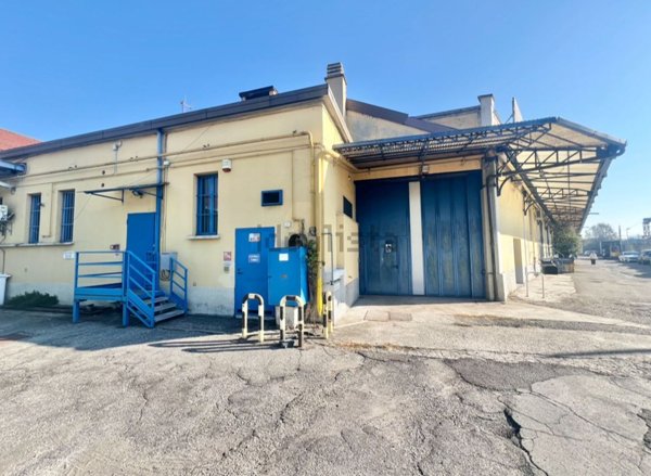 locale commerciale in affitto a Milano in zona Quarto Oggiaro