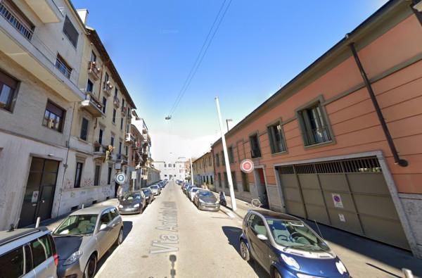 negozio in affitto a Milano in zona Conchetta