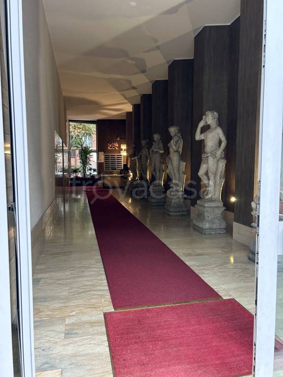 locale commerciale in affitto a Milano in zona Cascina dei Pomi