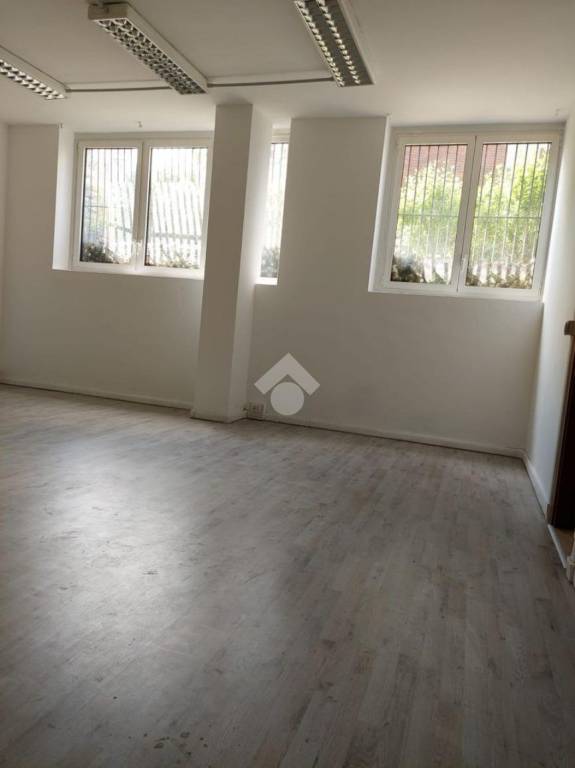 negozio in affitto a Milano in zona Quarto Oggiaro