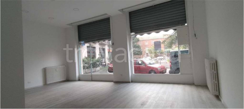 negozio in affitto a Milano in zona Baggio