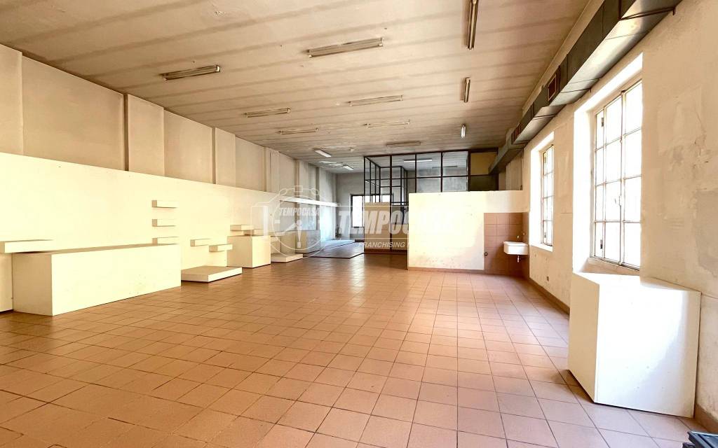 locale commerciale in affitto a Milano in zona Lambrate