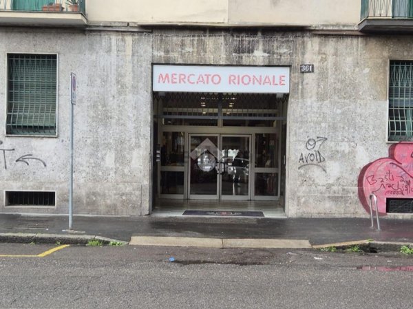 negozio in affitto a Milano in zona Baggio