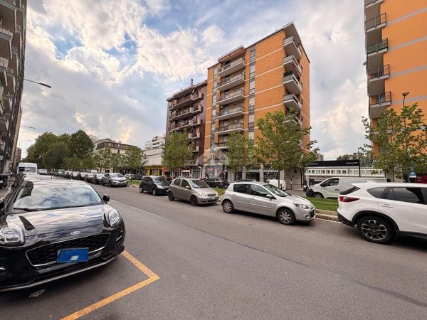 negozio in affitto a Milano in zona Lorenteggio
