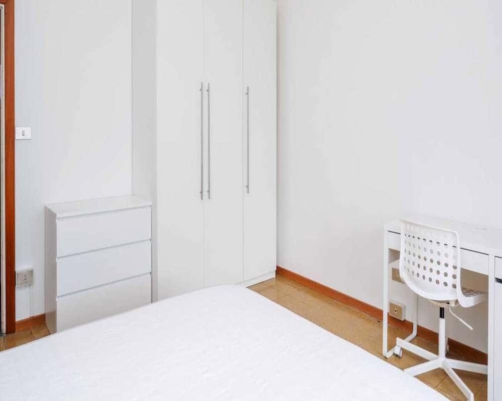 negozio in affitto a Milano in zona Morivione