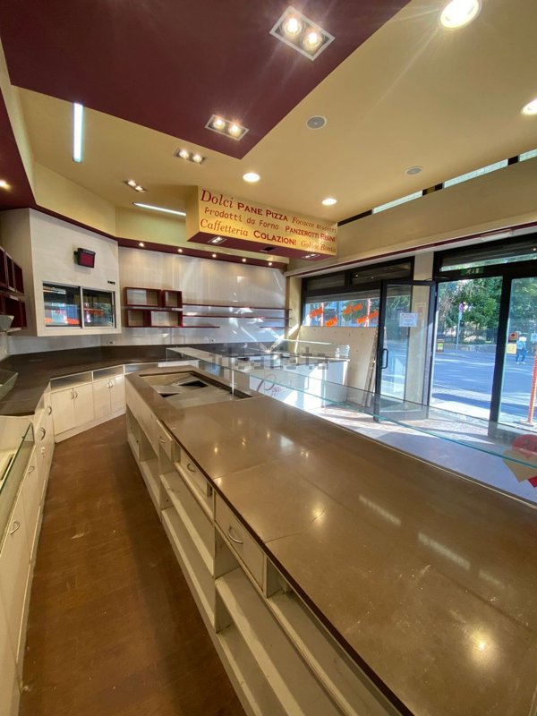 negozio in affitto a Milano in zona Baggio