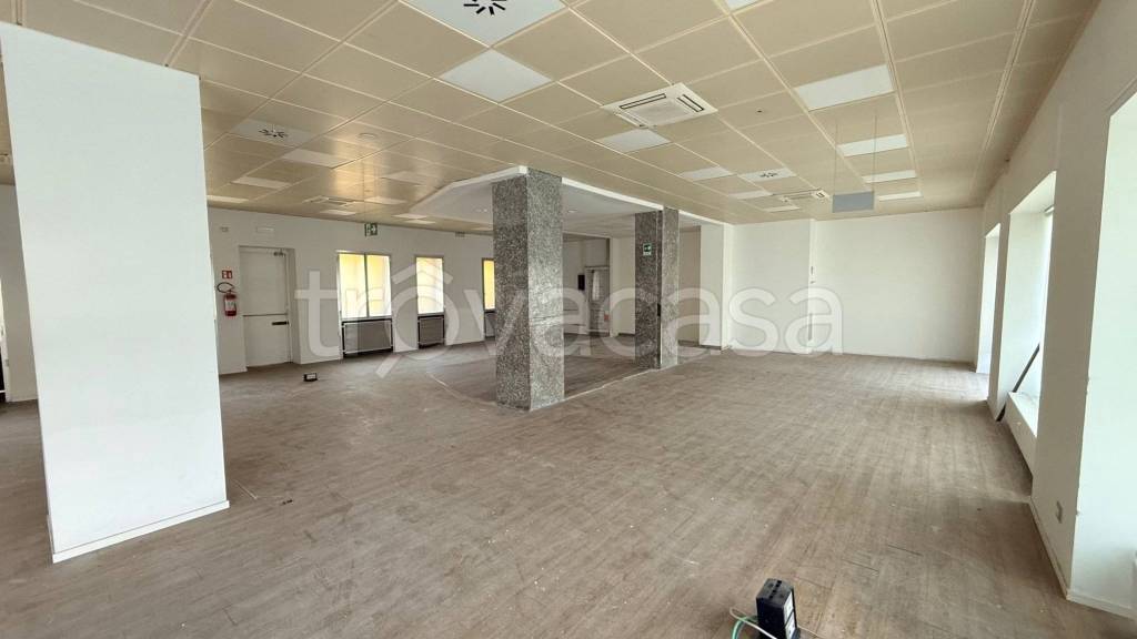 negozio in affitto a Milano in zona Lorenteggio