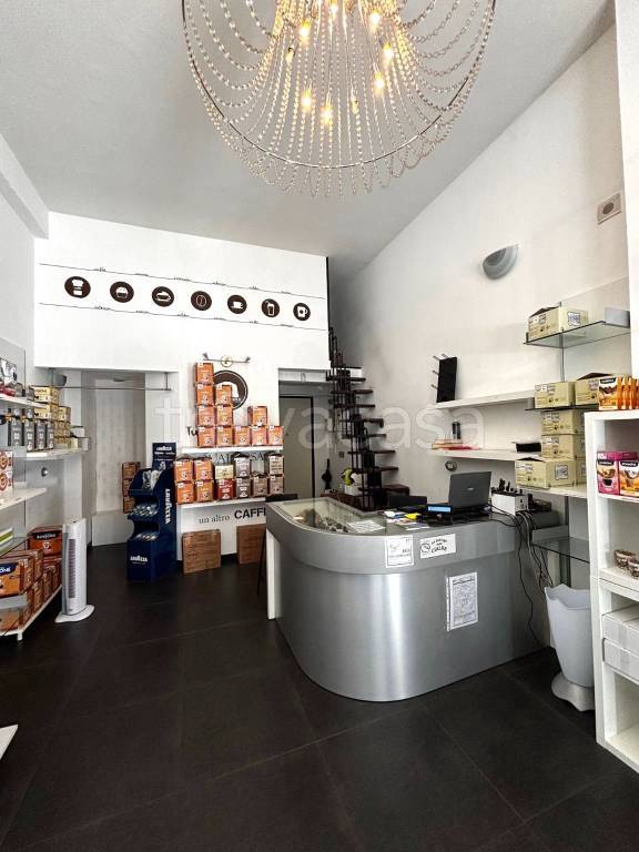 negozio in affitto a Milano in zona Lorenteggio