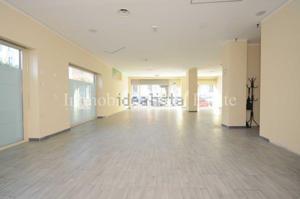 negozio in affitto a Milano in zona Stadera