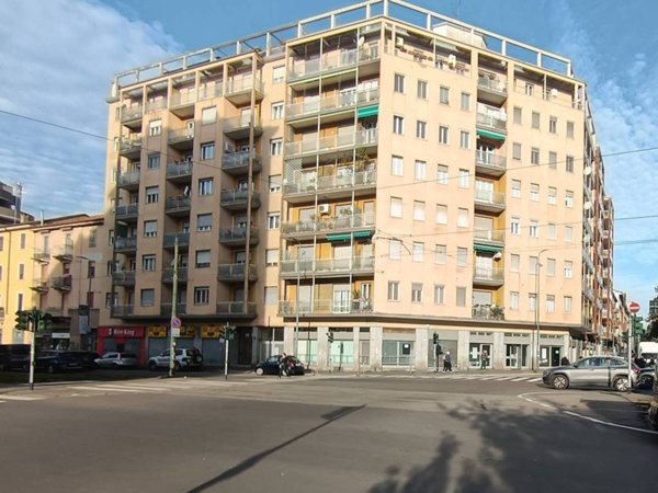 negozio in affitto a Milano in zona Famagosta