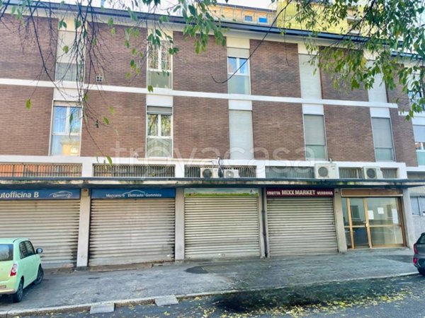 negozio in affitto a Milano in zona Baggio