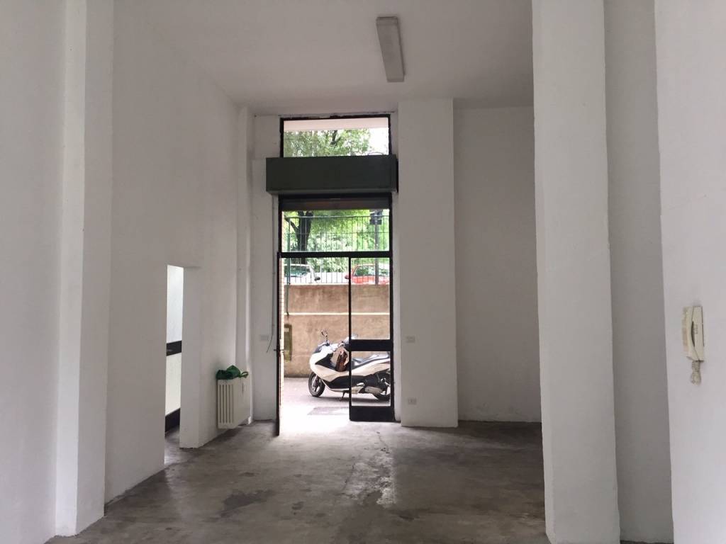 negozio in affitto a Milano in zona Piazzale Lodi