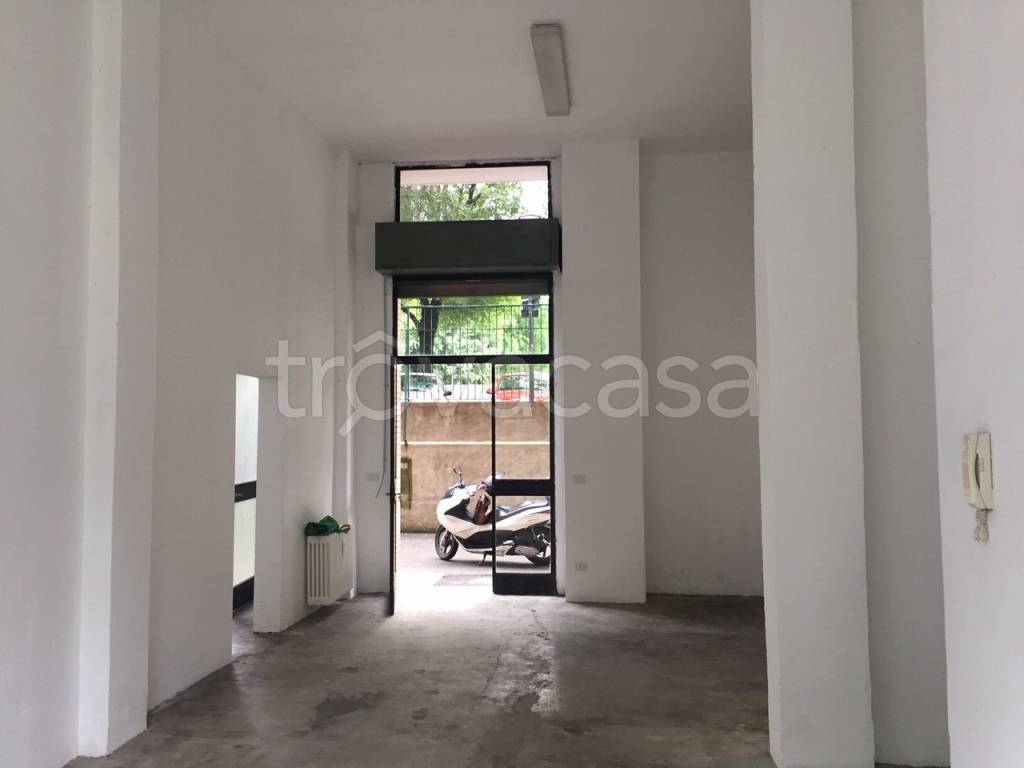 negozio in affitto a Milano