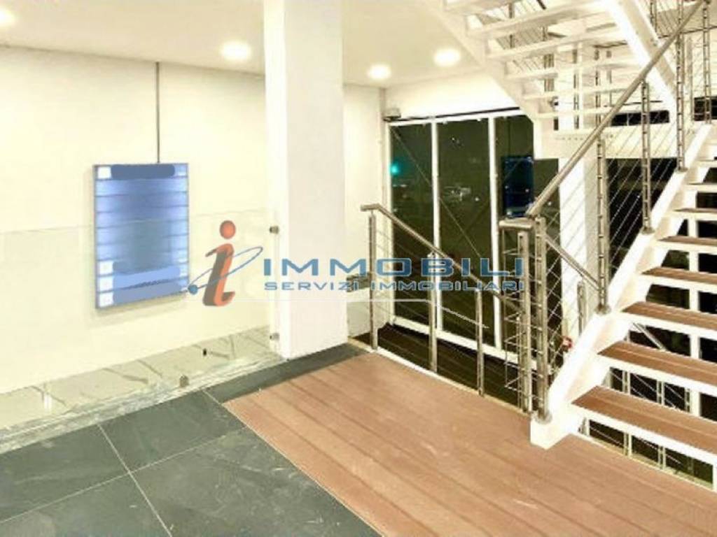 negozio in affitto a Milano in zona Famagosta