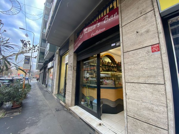 negozio in affitto a Milano in zona Rembrandt