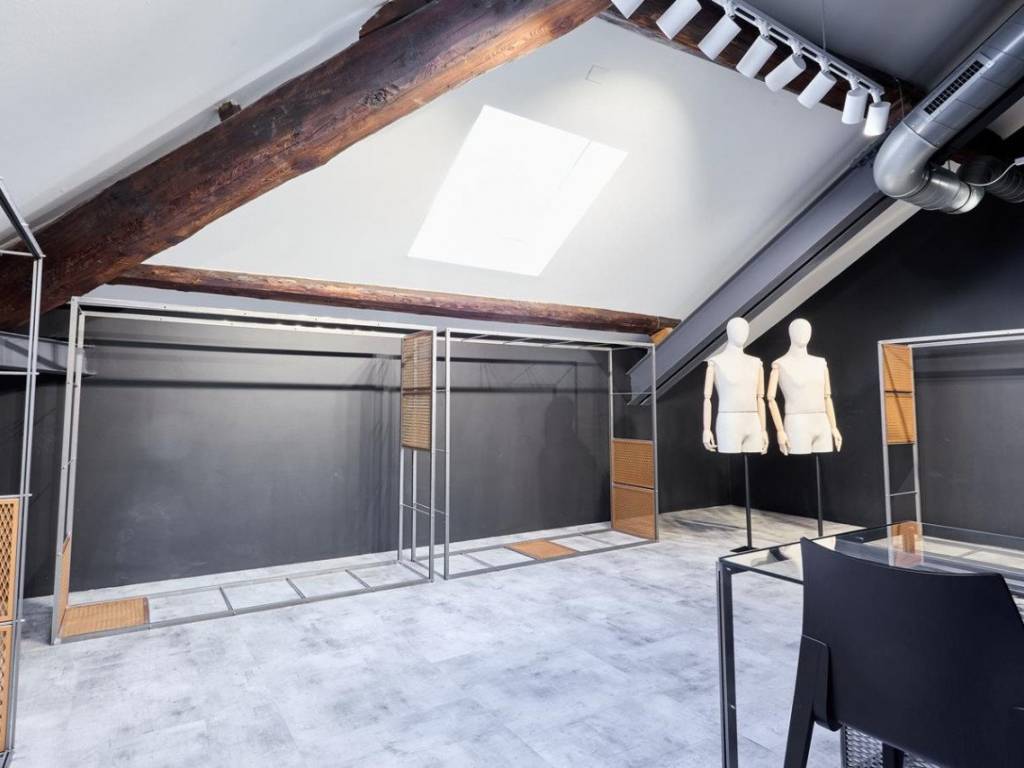negozio in affitto a Milano in zona Centro Direzionale