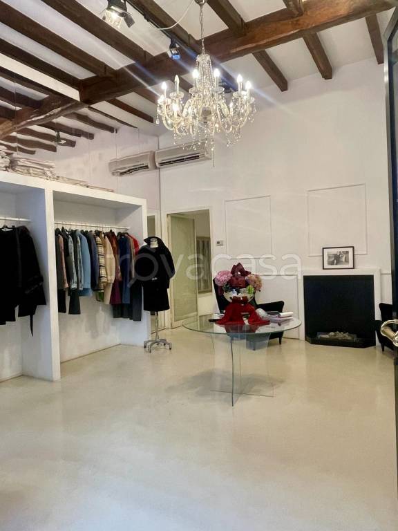 negozio in affitto a Milano