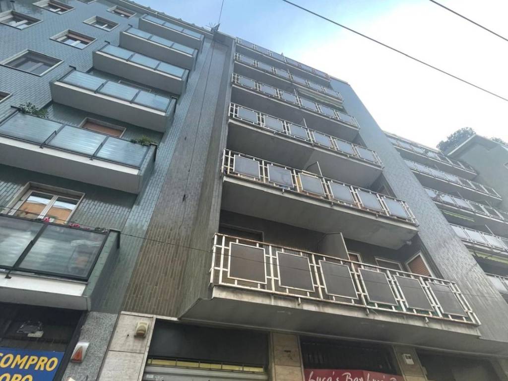 negozio in affitto a Milano in zona Rembrandt