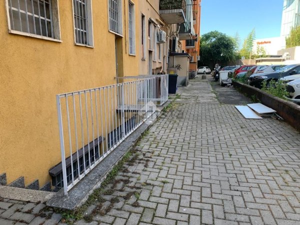 locale di sgombero in affitto a Milano in zona Lorenteggio