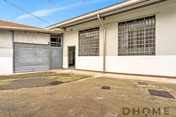 negozio in affitto a Milano in zona Segnano