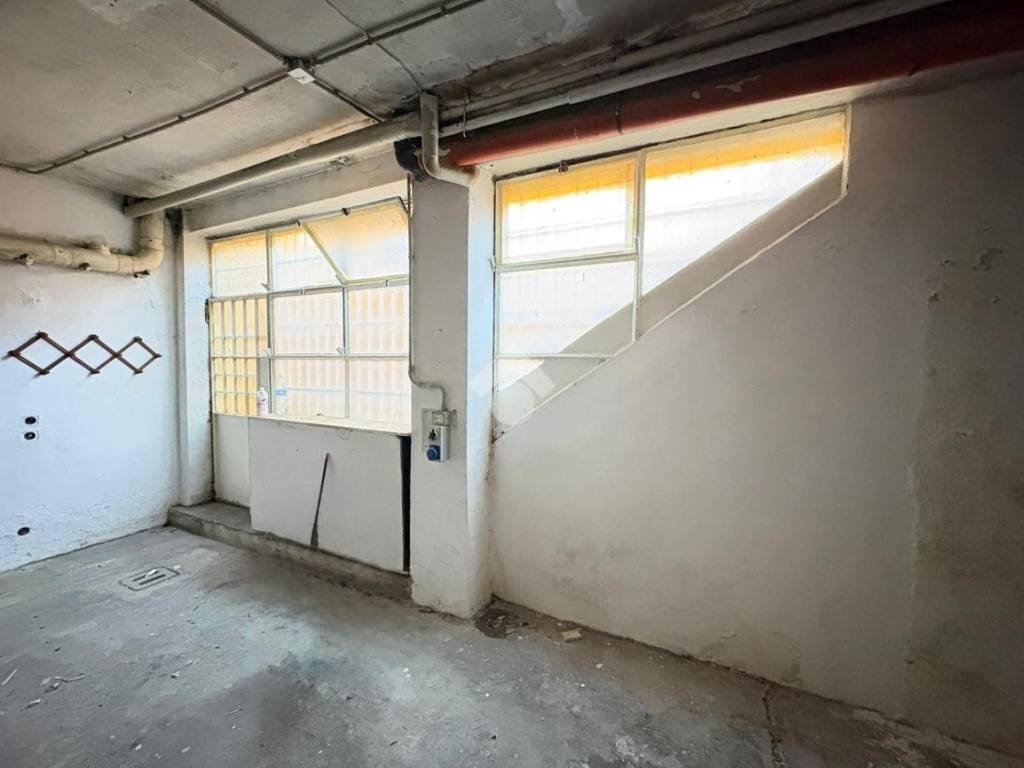 locale commerciale in affitto a Milano in zona Barona