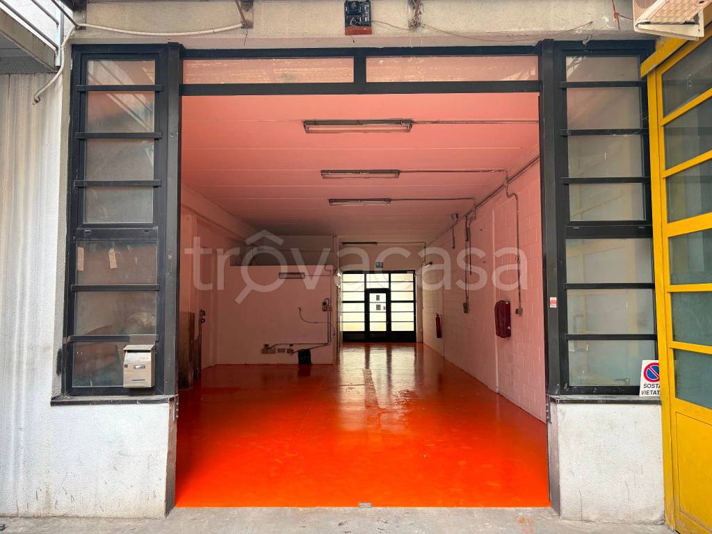 locale commerciale in affitto a Milano in zona Crescenzago