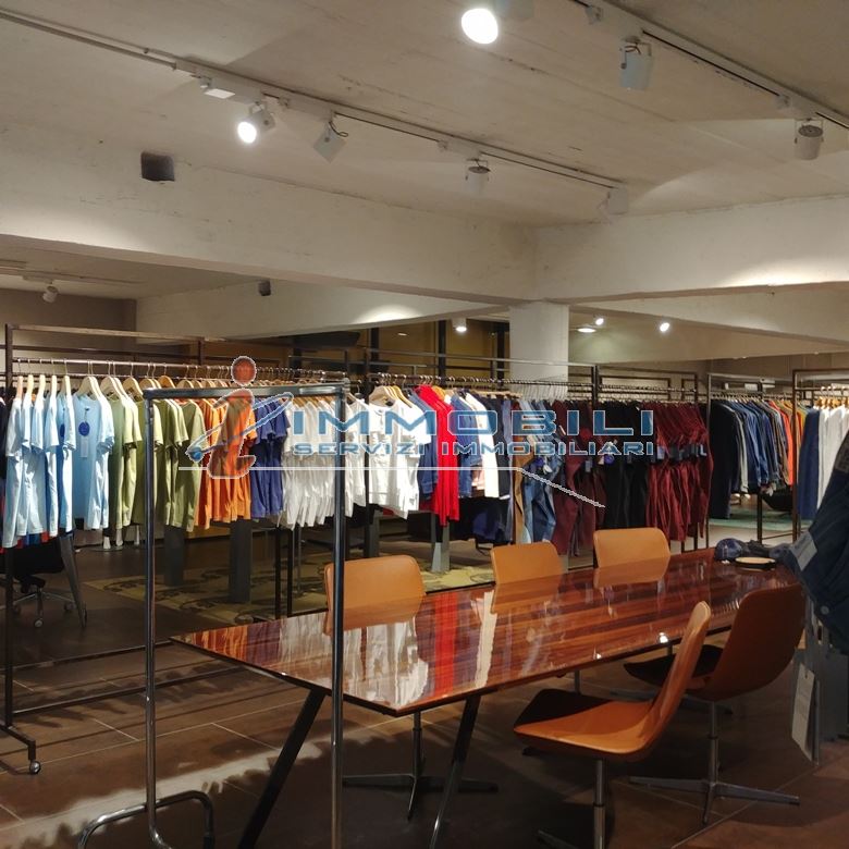 negozio in affitto a Milano in zona Affori