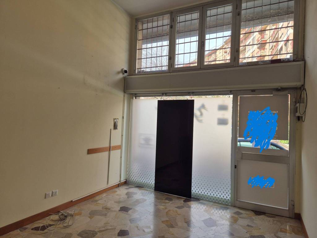 negozio in affitto a Milano in zona Famagosta