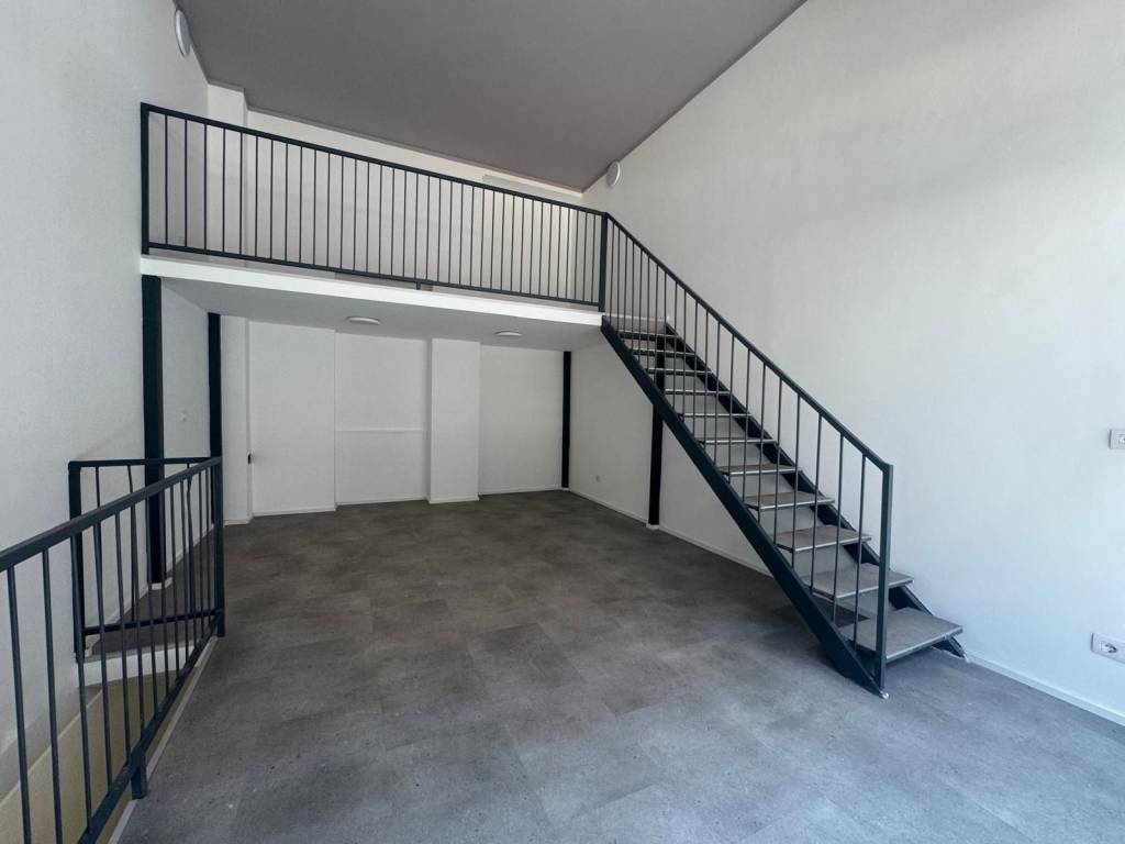 negozio in affitto a Milano in zona Centro Direzionale