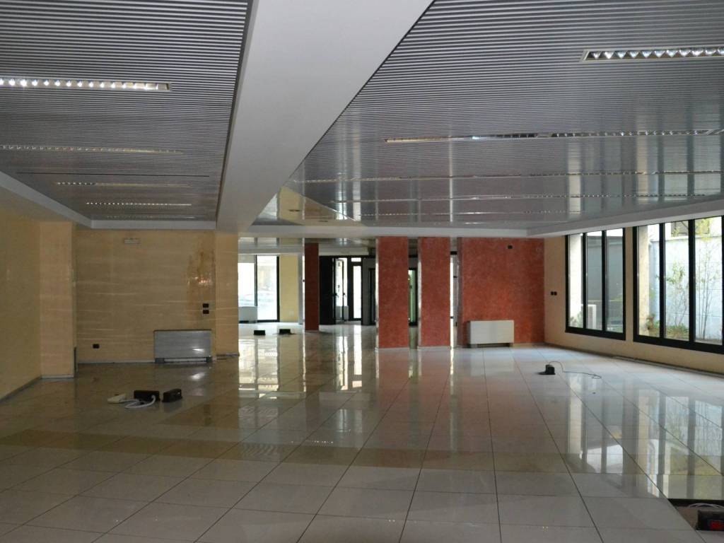 negozio in affitto a Milano in zona Lambrate