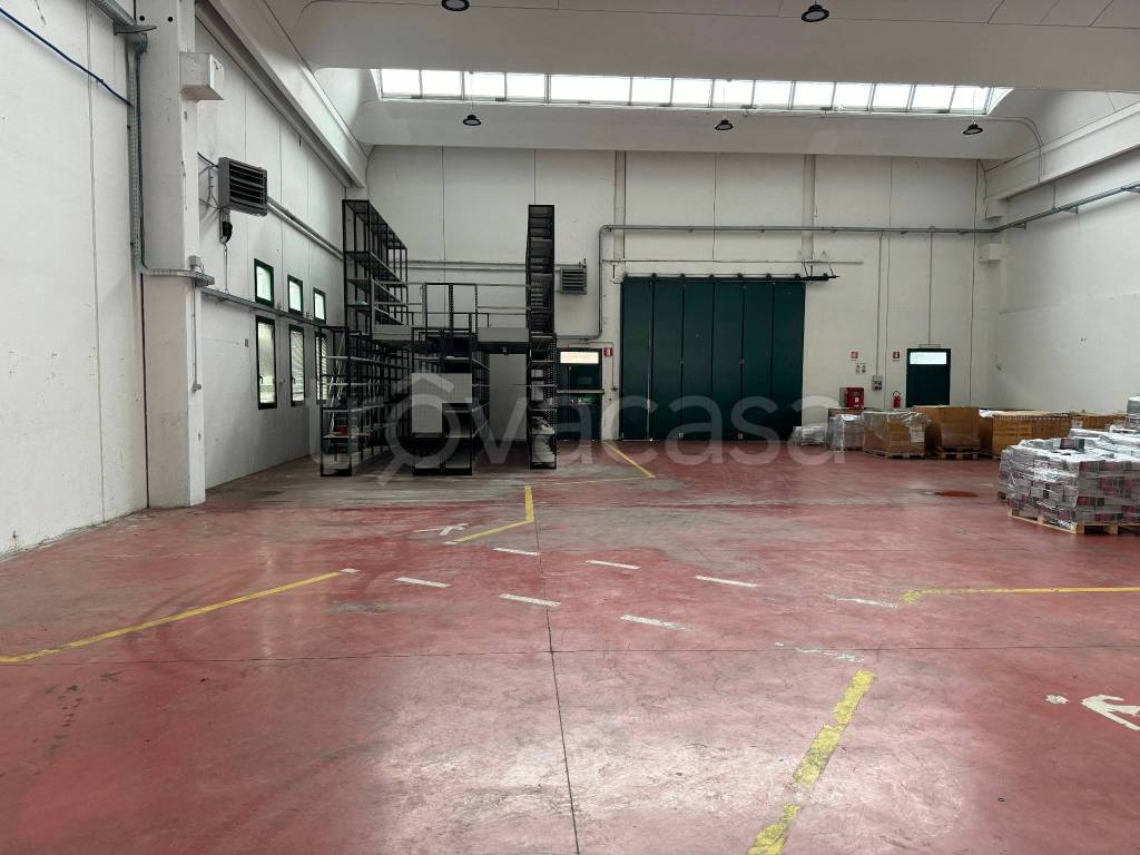locale commerciale in affitto a Milano in zona Muggiano