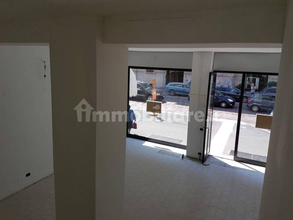 negozio in affitto a Milano