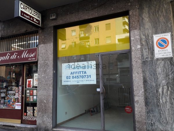 negozio in affitto a Milano in zona Lorenteggio