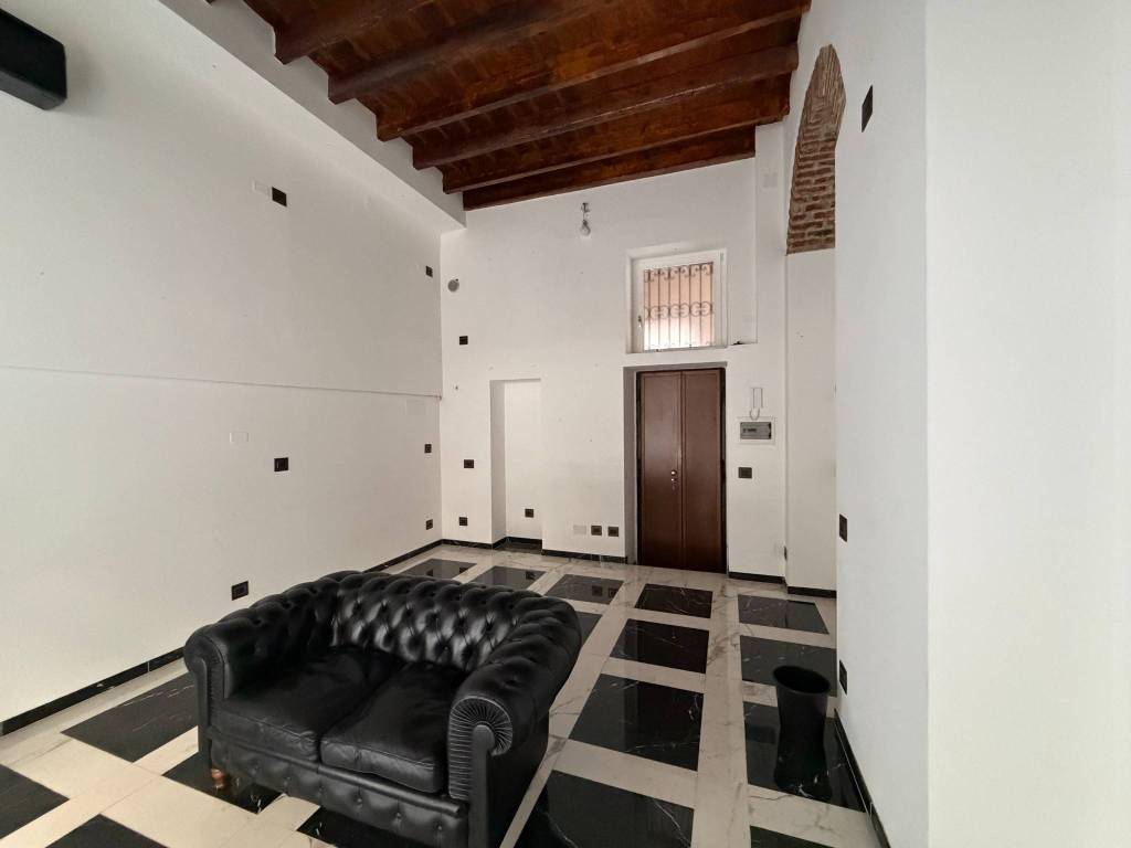 negozio in affitto a Milano in zona Guastalla