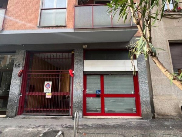 negozio in affitto a Milano in zona Famagosta