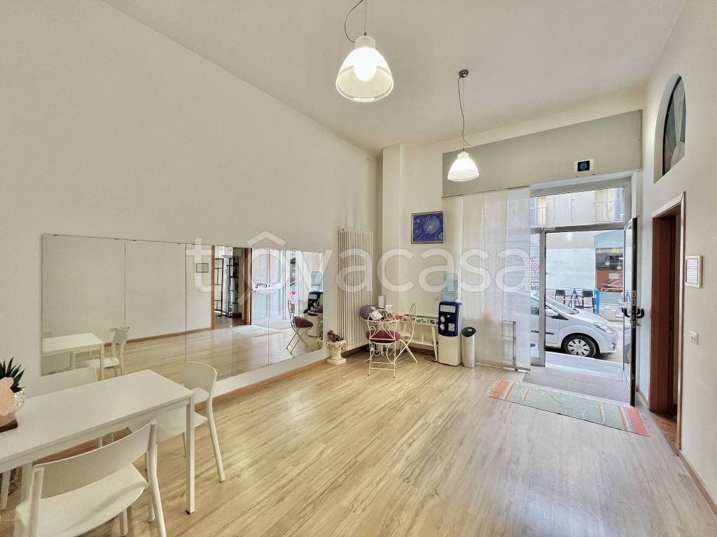 negozio in affitto a Milano in zona Isola