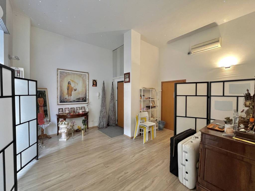 negozio in affitto a Milano in zona Isola