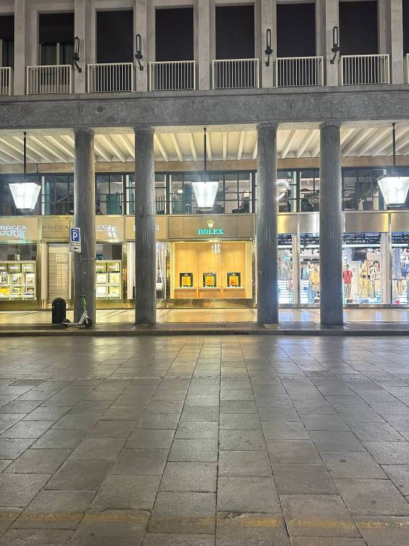 negozio in affitto a Milano