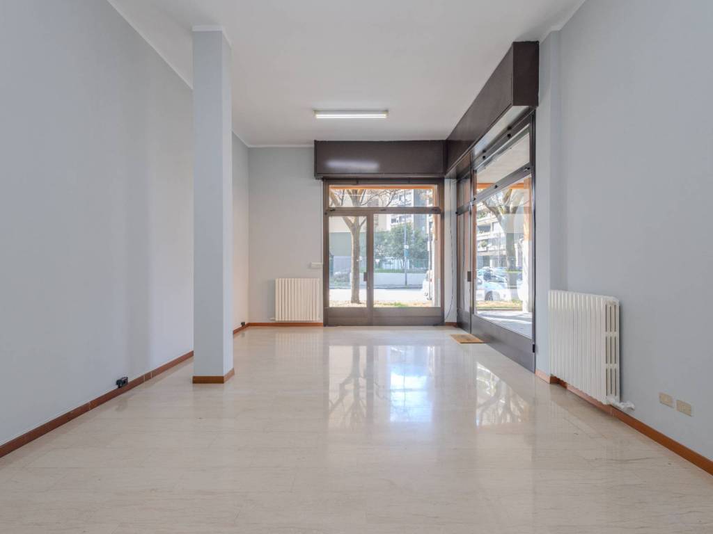 negozio in affitto a Milano in zona Gratosoglio