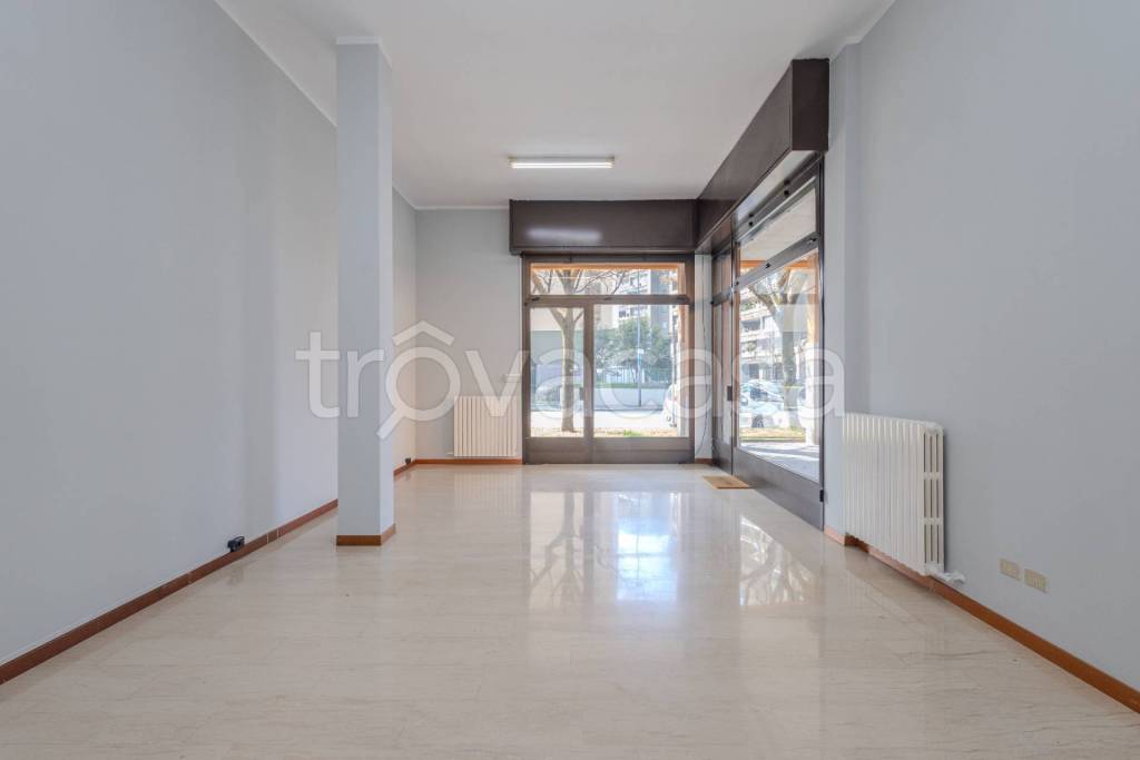negozio in affitto a Milano in zona Gratosoglio