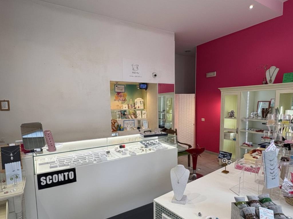 negozio in affitto a Milano in zona Piazzale Lodi