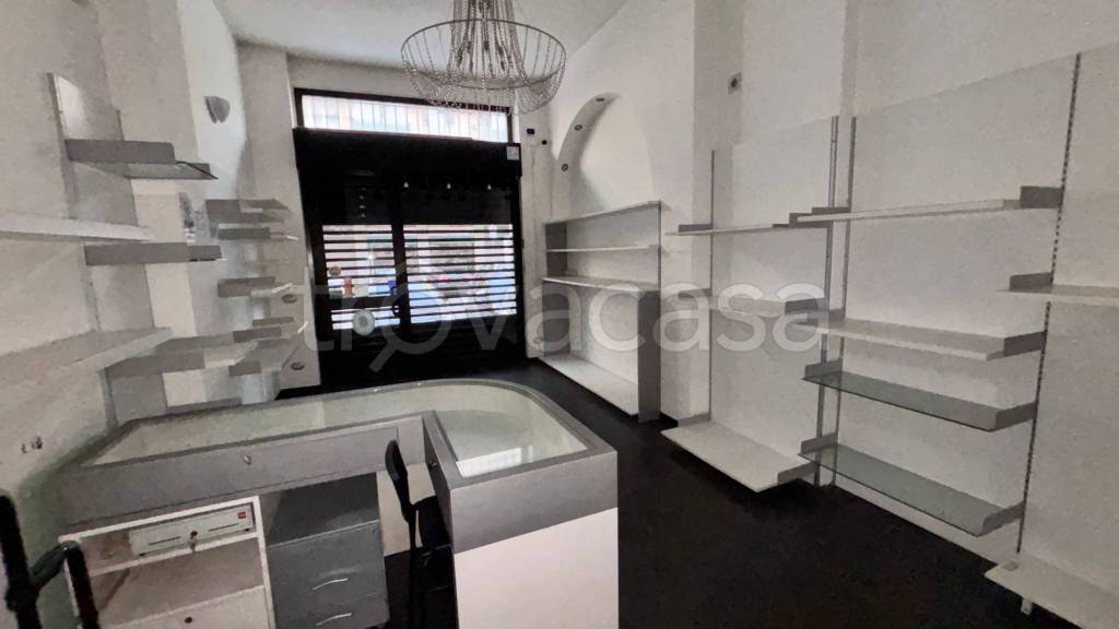 negozio in affitto a Milano in zona Lorenteggio