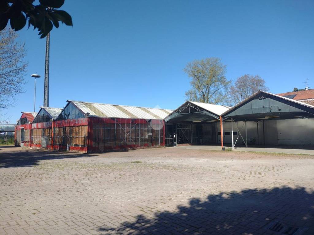 negozio in affitto a Milano in zona Lambrate