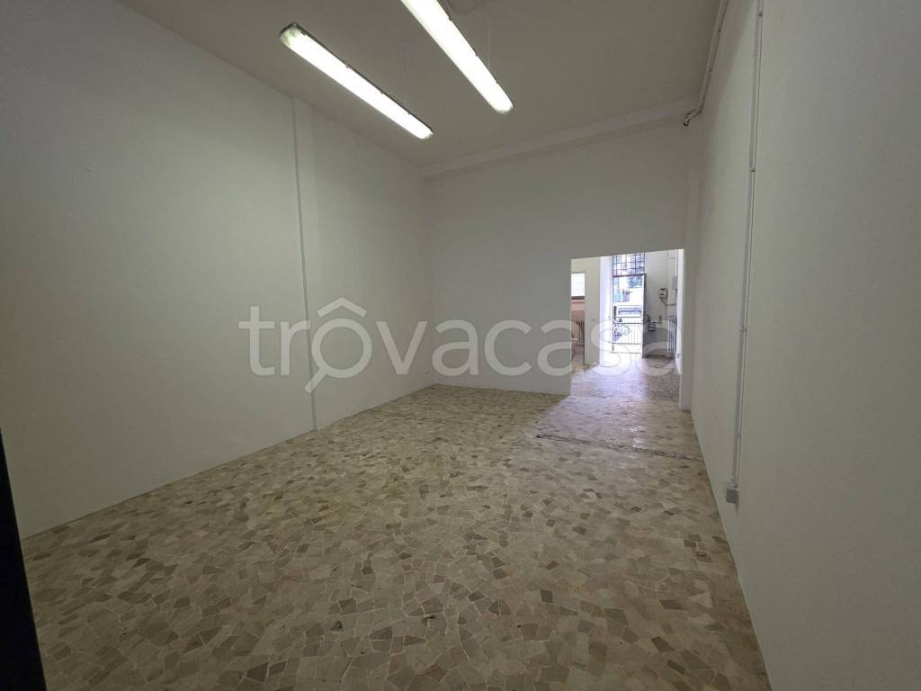 negozio in affitto a Milano in zona Lorenteggio