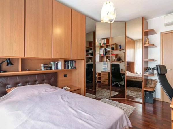 negozio in affitto a Milano in zona Forze Armate