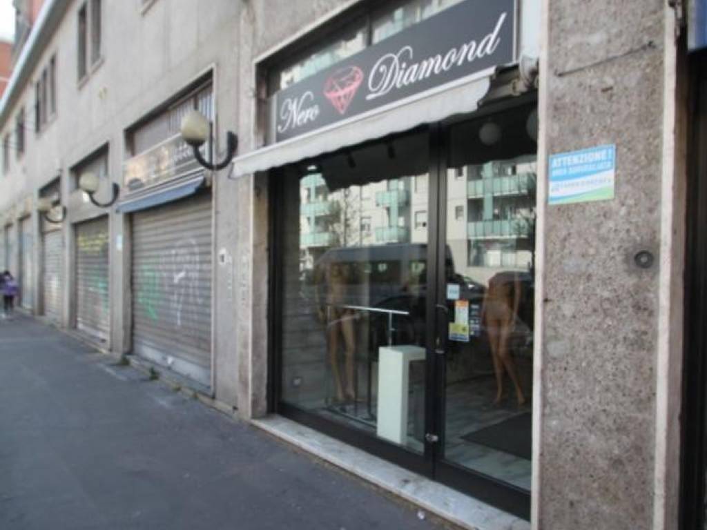 negozio in affitto a Milano in zona Famagosta